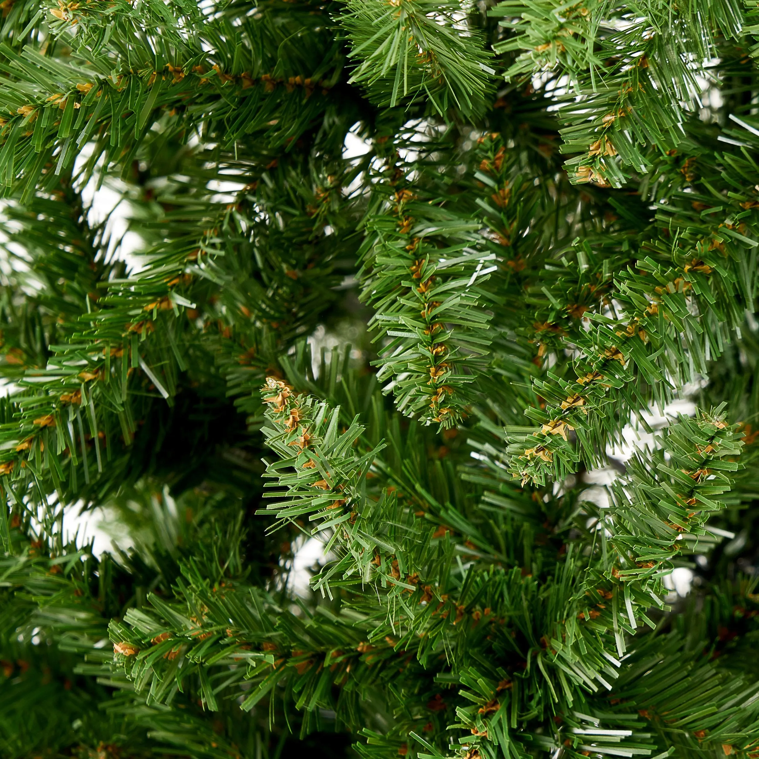 4.5-foot Norway Spruce Hinged Artificial Christmas Tree - NH513703